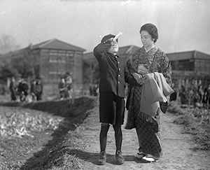 『手をつなぐ子等』写真